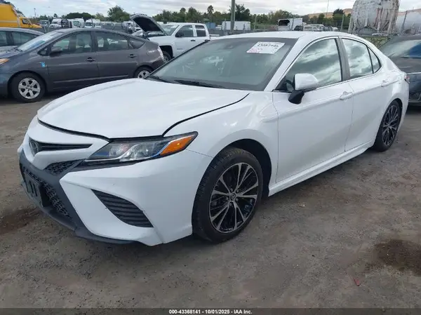 4T1B11HK8JU085208 2018 TOYOTA CAMRY - Image 2