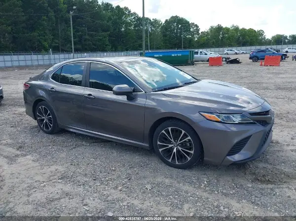 4T1B11HK8JU085628 2018 TOYOTA CAMRY - Image 1