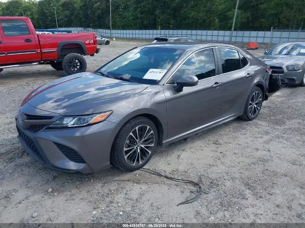 4T1B11HK8JU085628 2018 TOYOTA CAMRY - Image 2