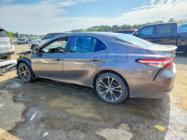 4T1B11HK8JU085841 2018 TOYOTA CAMRY - Image 2