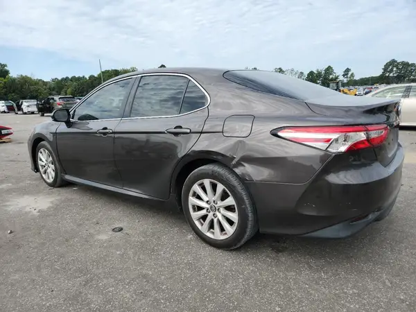 4T1B11HK8JU086150 2018 TOYOTA CAMRY - Image 2