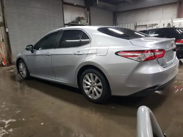 4T1B11HK8JU087914 2018 TOYOTA CAMRY - Image 2