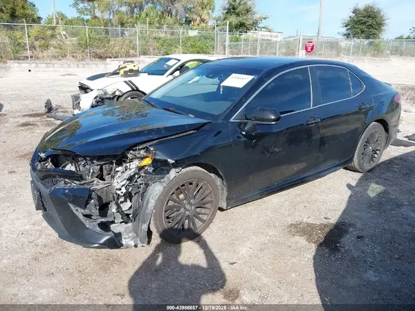 4T1B11HK8JU088979 2018 TOYOTA CAMRY - Image 2