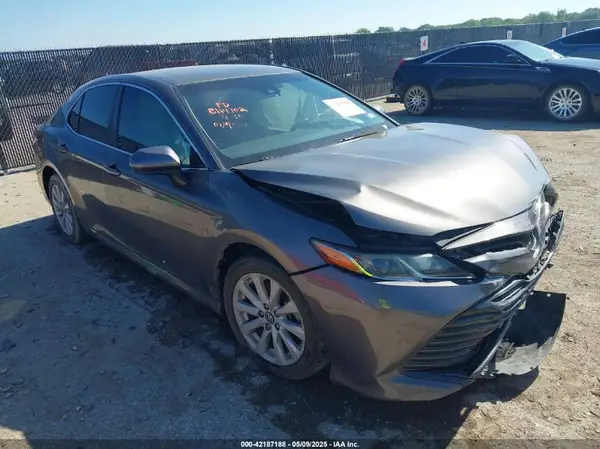 4T1B11HK8JU089601 2018 TOYOTA CAMRY - Image 1