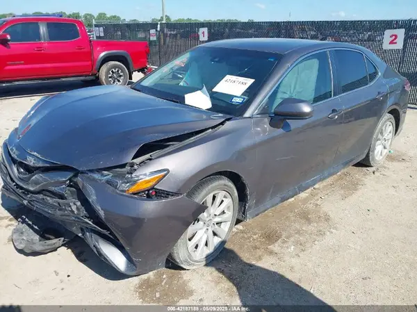 4T1B11HK8JU089601 2018 TOYOTA CAMRY - Image 2