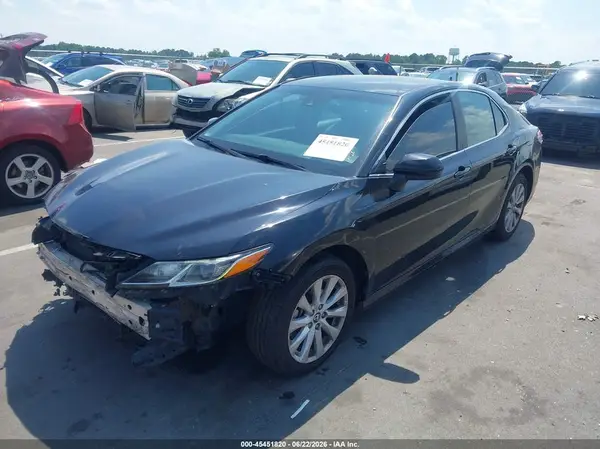 4T1B11HK8JU091218 2018 TOYOTA CAMRY - Image 2