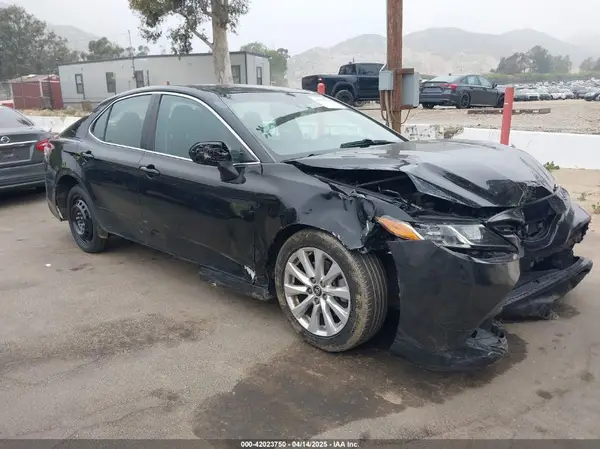 4T1B11HK8JU091526 2018 TOYOTA CAMRY - Image 1