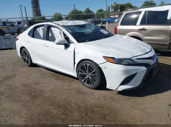 4T1B11HK8JU094927 2018 TOYOTA CAMRY - Image 1