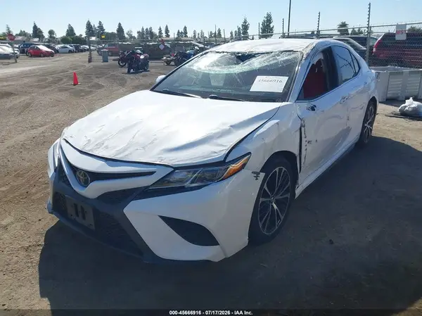 4T1B11HK8JU094927 2018 TOYOTA CAMRY - Image 2