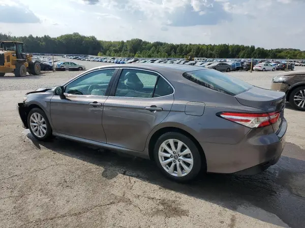 4T1B11HK8JU095463 2018 TOYOTA CAMRY - Image 2