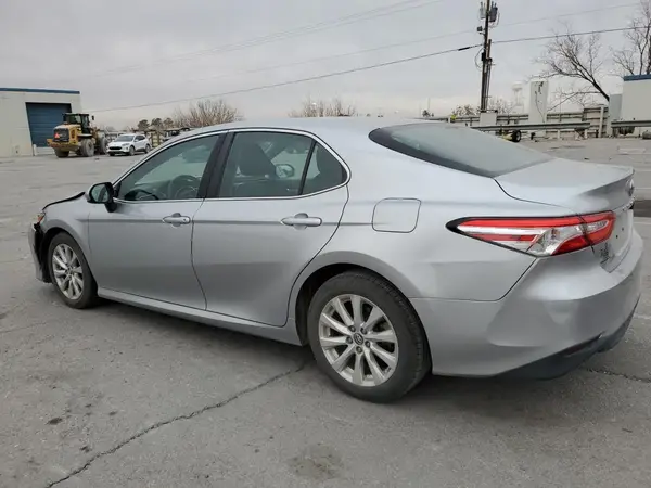 4T1B11HK8JU097276 2018 TOYOTA CAMRY - Image 2