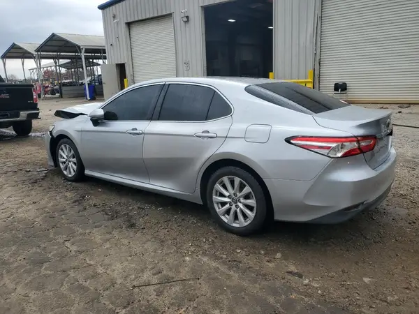 4T1B11HK8JU097729 2018 TOYOTA CAMRY - Image 2