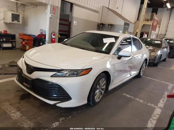 4T1B11HK8JU098444 2018 TOYOTA CAMRY - Image 2