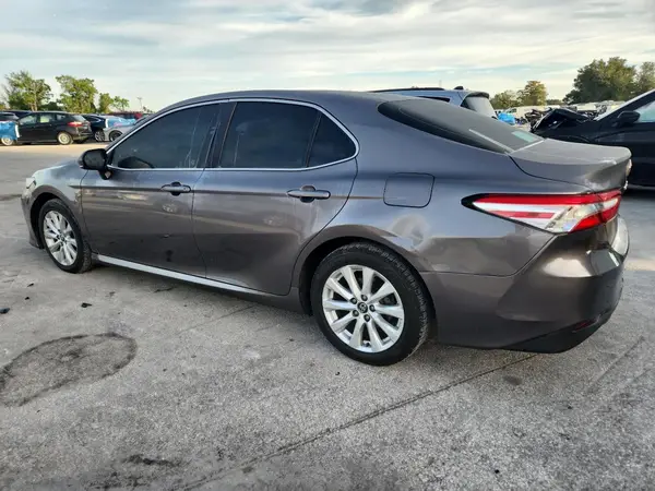 4T1B11HK8JU098900 2018 TOYOTA CAMRY - Image 2