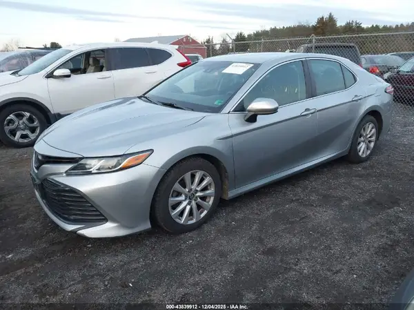 4T1B11HK8JU099304 2018 TOYOTA CAMRY - Image 2