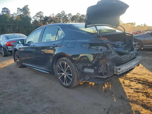 4T1B11HK8JU103433 2018 TOYOTA CAMRY - Image 2