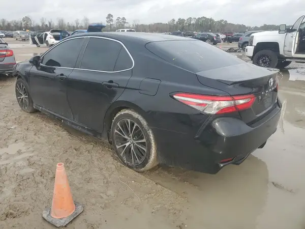 4T1B11HK8JU104825 2018 TOYOTA CAMRY - Image 2