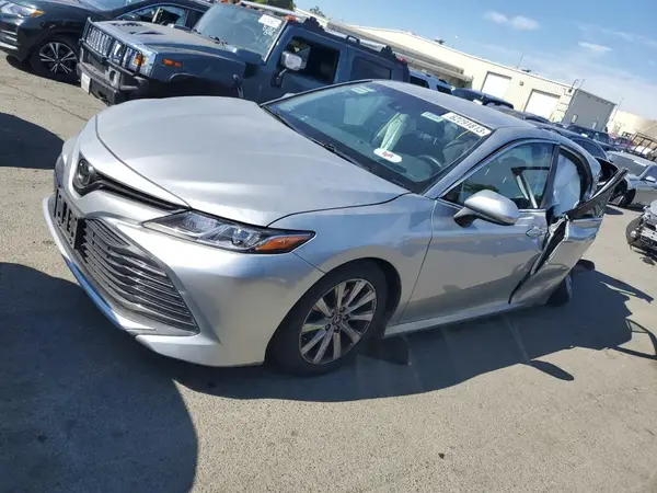 4T1B11HK8JU104856 2018 TOYOTA CAMRY - Image 1
