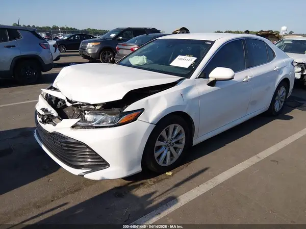 4T1B11HK8JU108051 2018 TOYOTA CAMRY - Image 2
