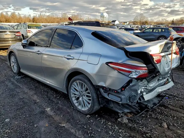 4T1B11HK8JU110303 2018 TOYOTA CAMRY - Image 2