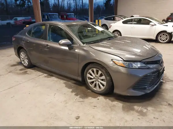 4T1B11HK8JU110740 2018 TOYOTA CAMRY - Image 1