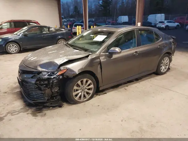 4T1B11HK8JU110740 2018 TOYOTA CAMRY - Image 2