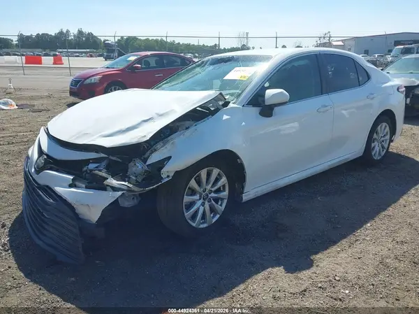 4T1B11HK8JU110821 2018 TOYOTA CAMRY - Image 2