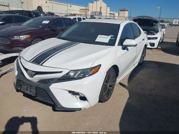 4T1B11HK8JU113864 2018 TOYOTA CAMRY - Image 2