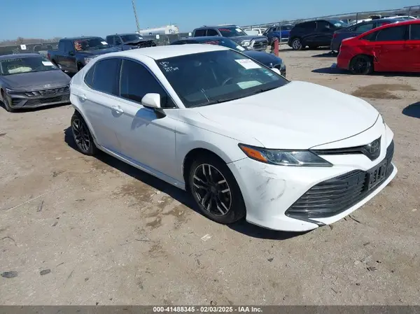 4T1B11HK8JU113895 2018 TOYOTA CAMRY - Image 1