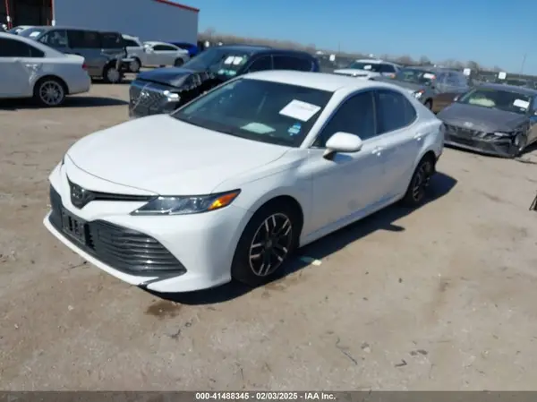 4T1B11HK8JU113895 2018 TOYOTA CAMRY - Image 2