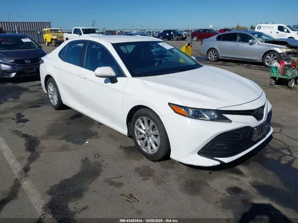 4T1B11HK8JU114982 2018 TOYOTA CAMRY - Image 1