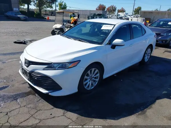 4T1B11HK8JU114982 2018 TOYOTA CAMRY - Image 2