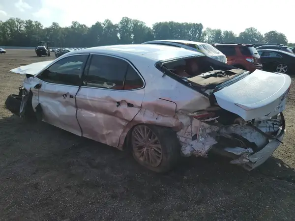 4T1B11HK8JU116067 2018 TOYOTA CAMRY - Image 2