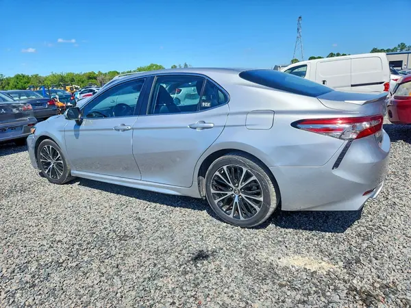 4T1B11HK8JU118059 2018 TOYOTA CAMRY - Image 2