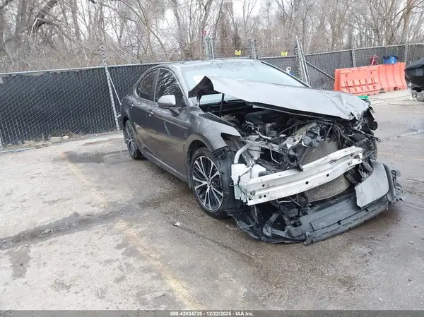 4T1B11HK8JU118093 2018 TOYOTA CAMRY - Image 1