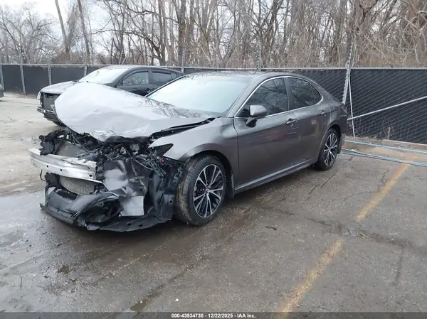 4T1B11HK8JU118093 2018 TOYOTA CAMRY - Image 2