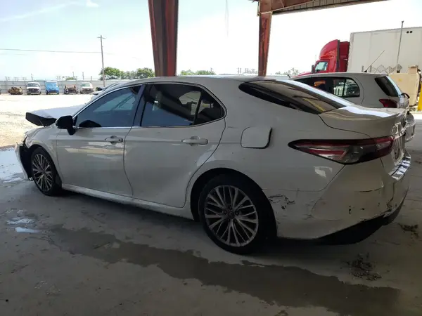 4T1B11HK8JU120927 2018 TOYOTA CAMRY - Image 2
