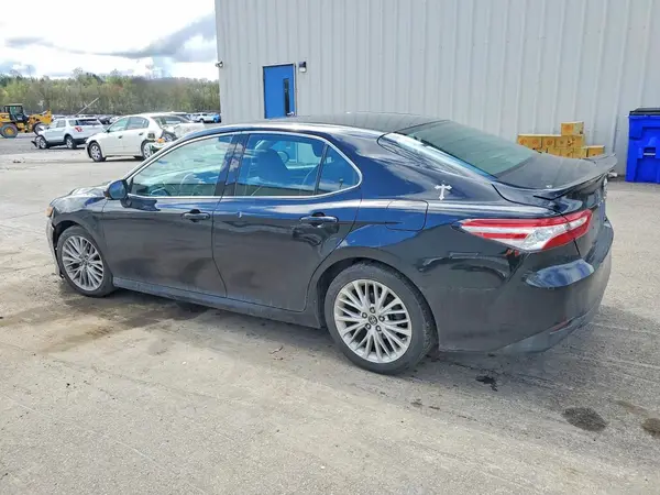 4T1B11HK8JU121009 2018 TOYOTA CAMRY - Image 2