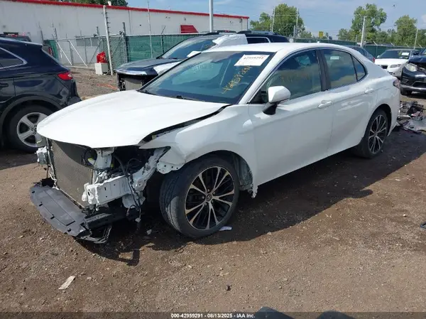 4T1B11HK8JU130664 2018 TOYOTA CAMRY - Image 2