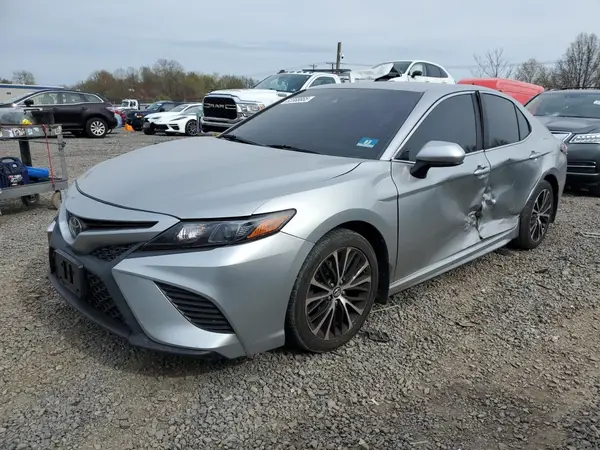 4T1B11HK8JU130695 2018 TOYOTA CAMRY - Image 1