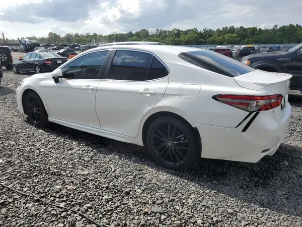 4T1B11HK8JU131247 2018 TOYOTA CAMRY - Image 2