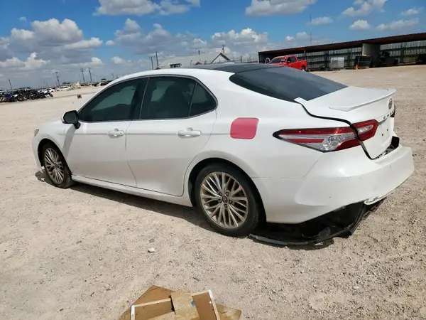 4T1B11HK8JU132348 2018 TOYOTA CAMRY - Image 2