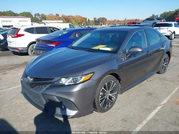 4T1B11HK8JU132382 2018 TOYOTA CAMRY - Image 2