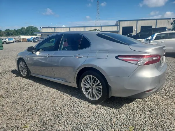 4T1B11HK8JU133032 2018 TOYOTA CAMRY - Image 2