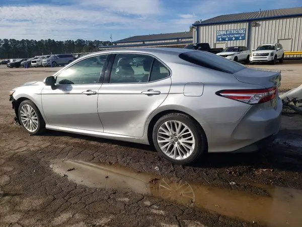 4T1B11HK8JU133709 2018 TOYOTA CAMRY - Image 2
