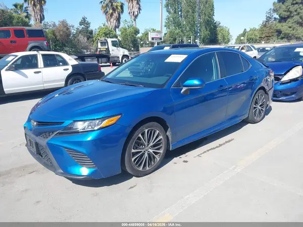 4T1B11HK8JU133869 2018 TOYOTA CAMRY - Image 2