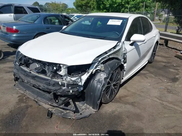 4T1B11HK8JU135282 2018 TOYOTA CAMRY - Image 2