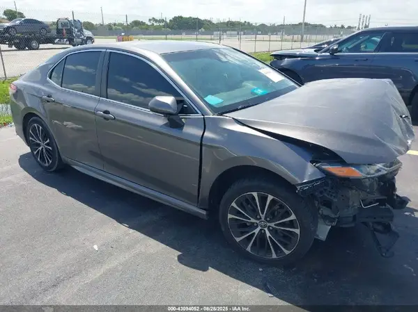 4T1B11HK8JU135704 2018 TOYOTA CAMRY - Image 1