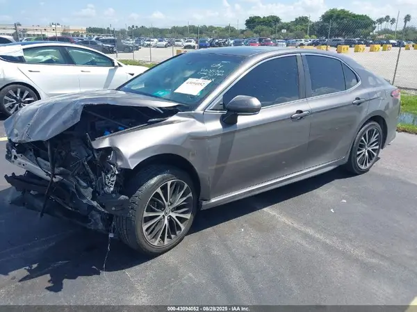 4T1B11HK8JU135704 2018 TOYOTA CAMRY - Image 2