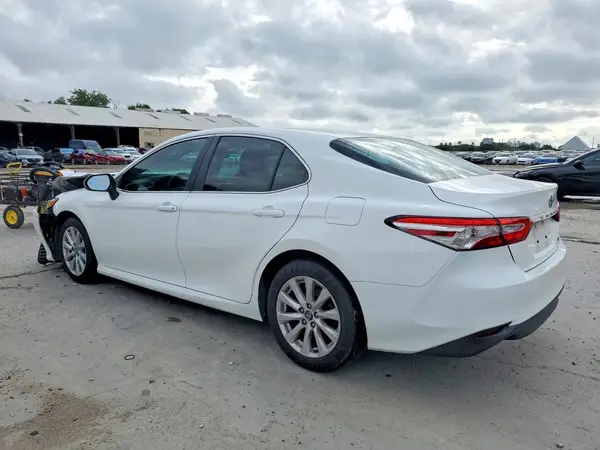 4T1B11HK8JU135816 2018 TOYOTA CAMRY - Image 2